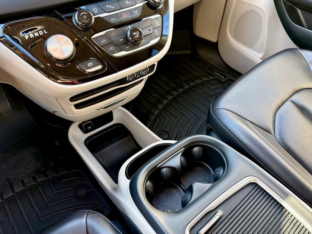 used 2023 Chrysler Pacifica car