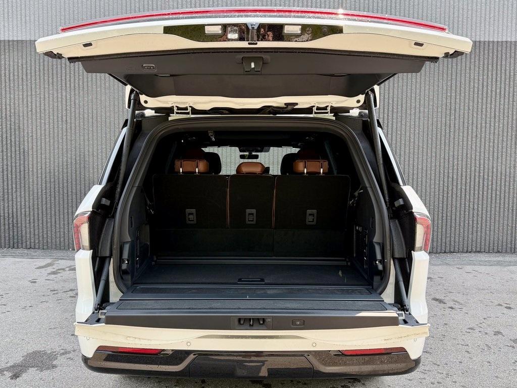 new 2025 Lincoln Navigator car, priced at $105,735