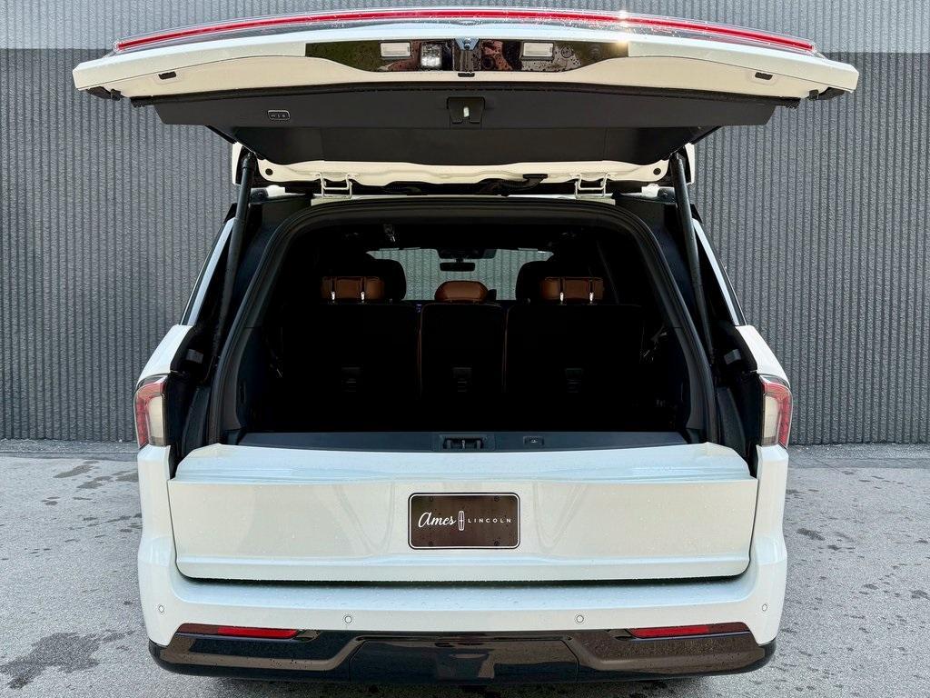 new 2025 Lincoln Navigator car, priced at $105,735