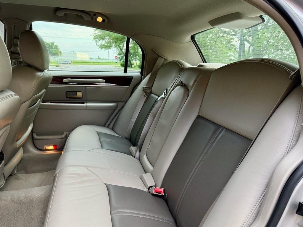 used 2005 Lincoln Town Car car, priced at $14,468
