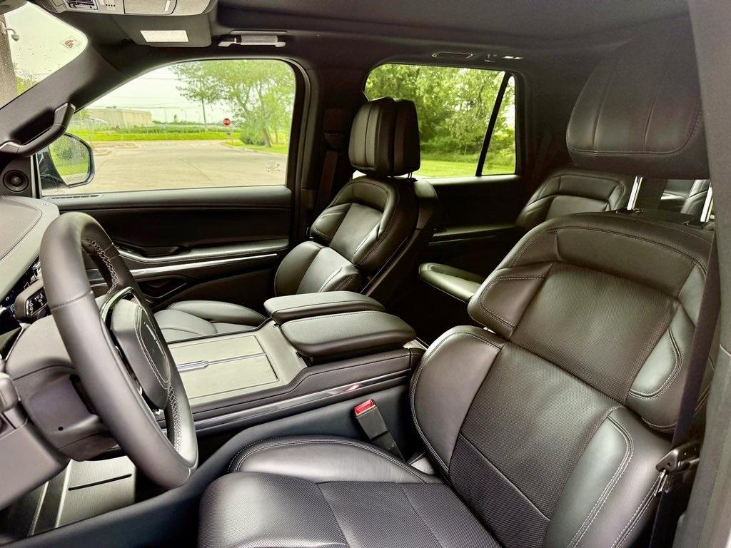 new 2025 Lincoln Navigator car, priced at $101,963