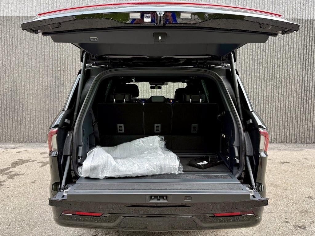 new 2025 Lincoln Navigator car, priced at $101,963