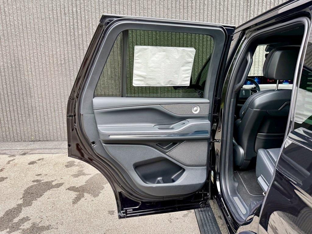 new 2025 Lincoln Navigator car, priced at $101,963