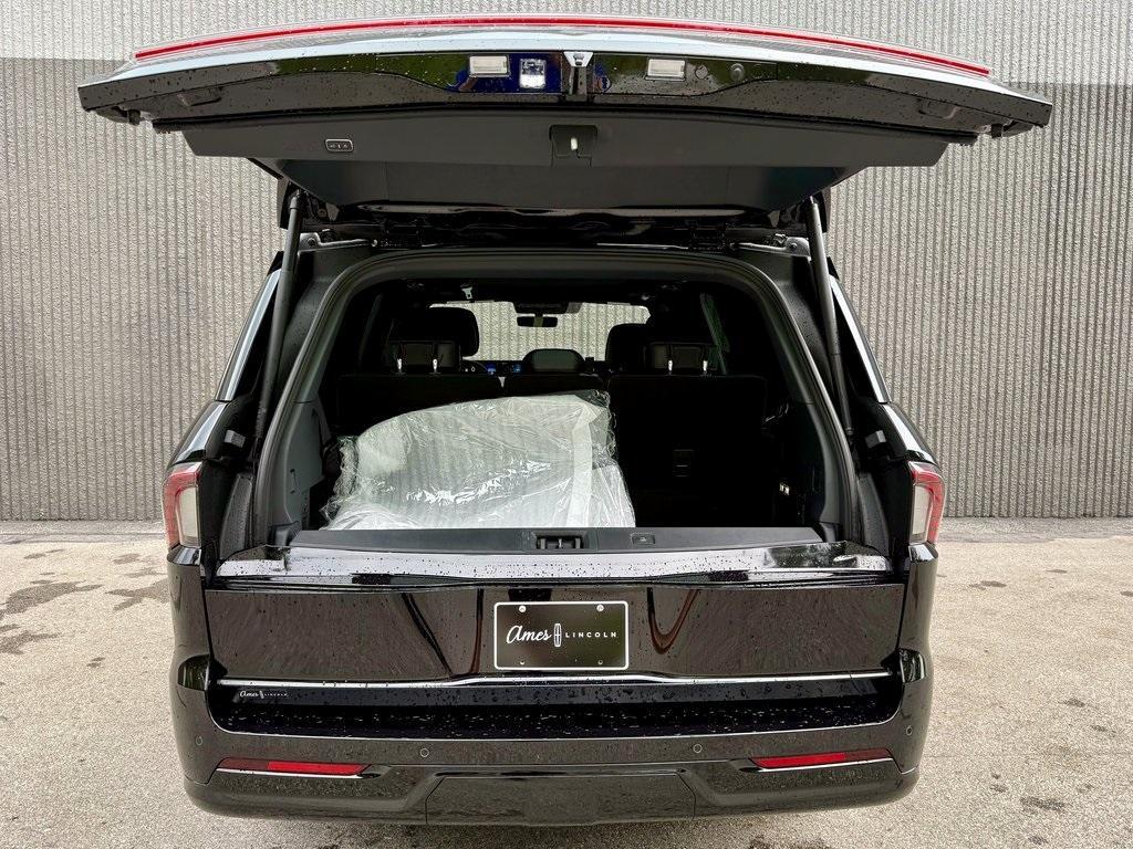 new 2025 Lincoln Navigator car, priced at $101,963