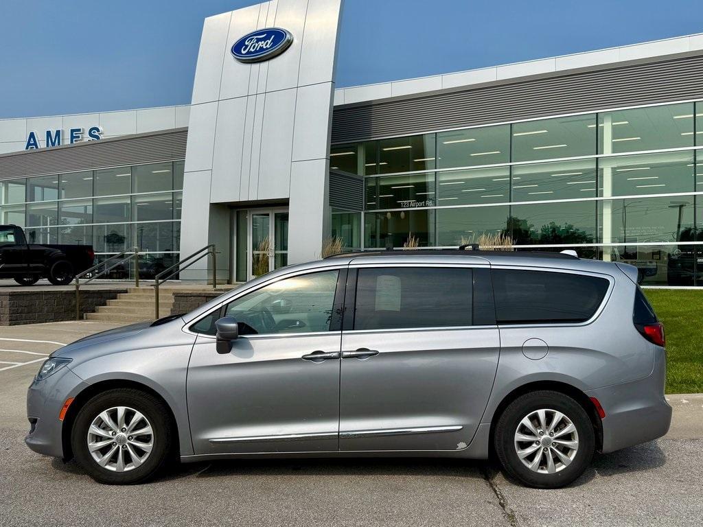 used 2017 Chrysler Pacifica car, priced at $10,458