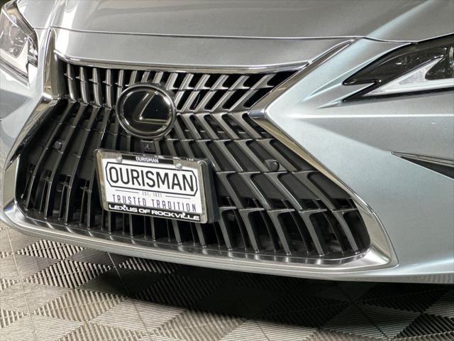 new 2025 Lexus ES 300h car, priced at $53,757