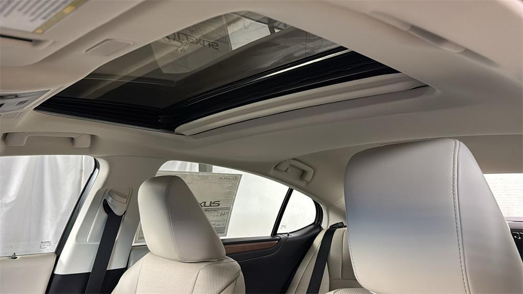 new 2025 Lexus ES 300h car, priced at $49,929