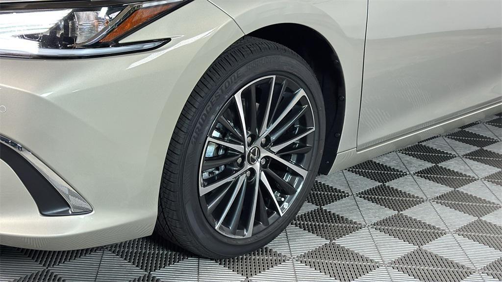 new 2025 Lexus ES 300h car, priced at $49,929
