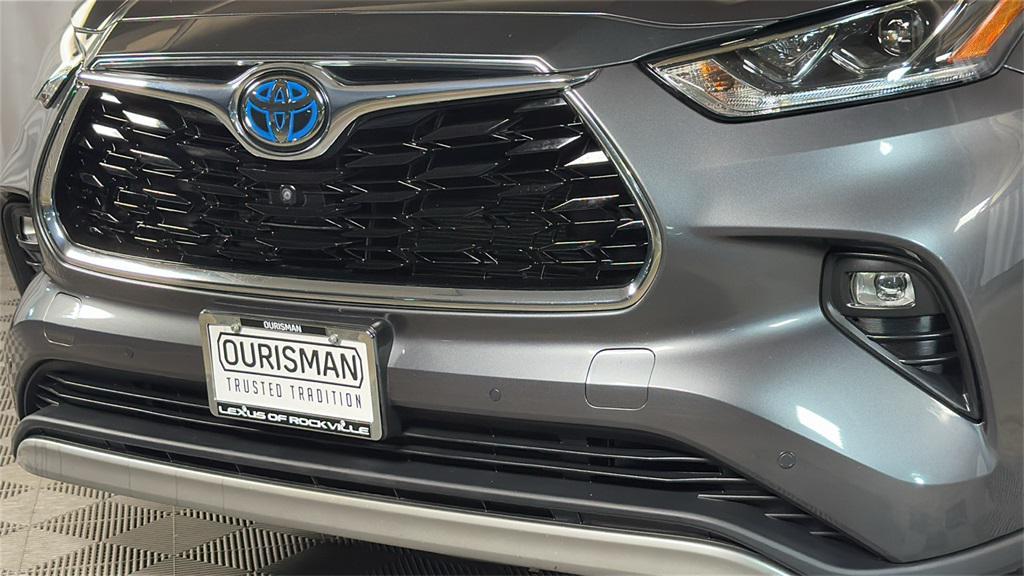 used 2021 Toyota Highlander Hybrid car, priced at $26,697