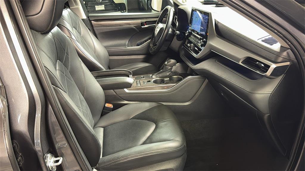 used 2021 Toyota Highlander Hybrid car, priced at $26,697