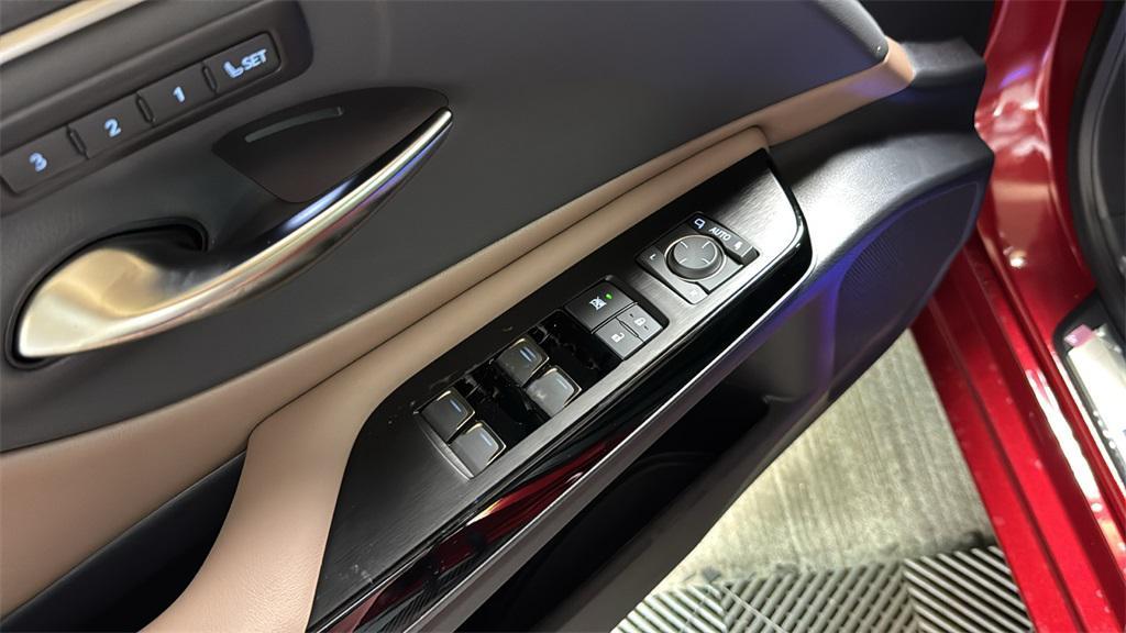 new 2025 Lexus ES 300h car, priced at $54,724