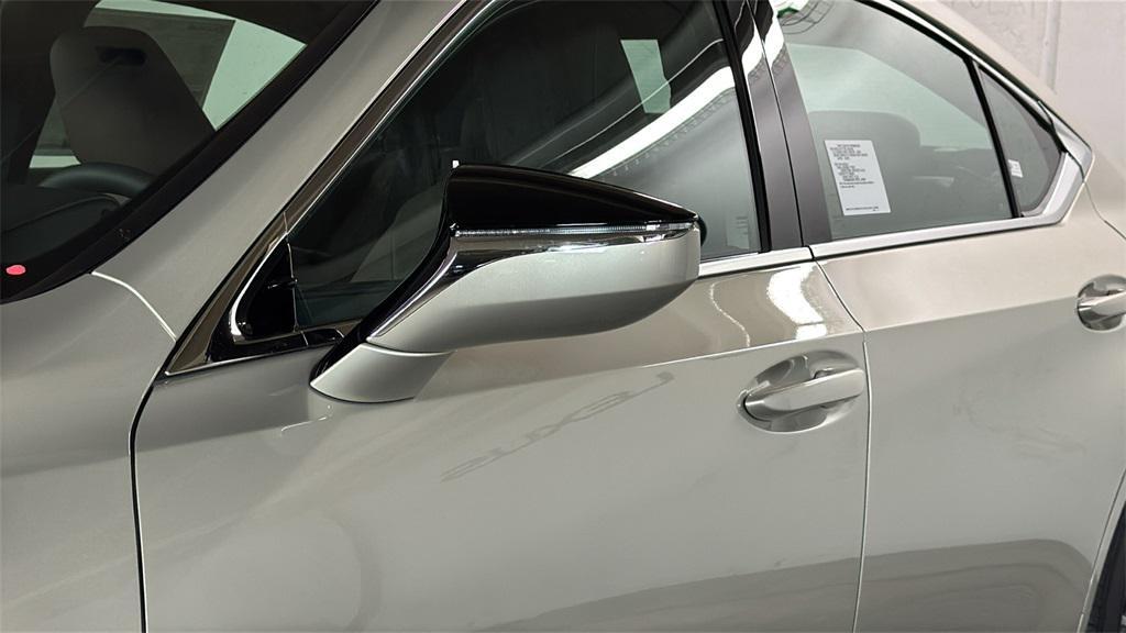 new 2025 Lexus ES 300h car, priced at $50,329