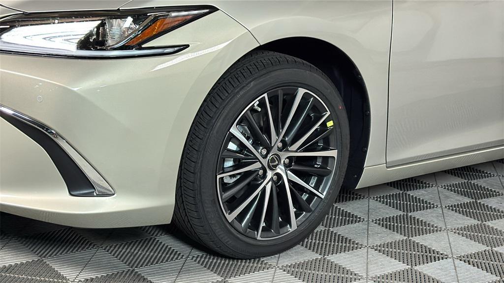 new 2025 Lexus ES 300h car, priced at $50,329