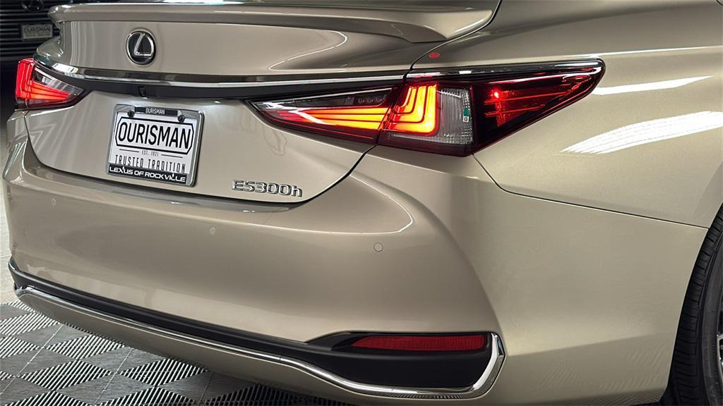 new 2025 Lexus ES 300h car, priced at $50,329