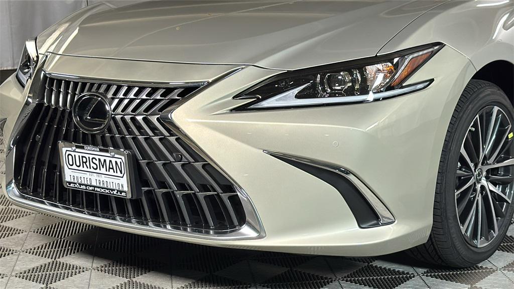 new 2025 Lexus ES 300h car, priced at $50,329
