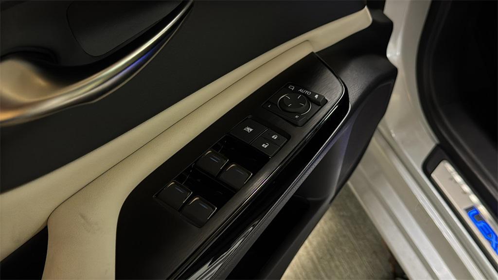 new 2025 Lexus ES 300h car, priced at $50,829