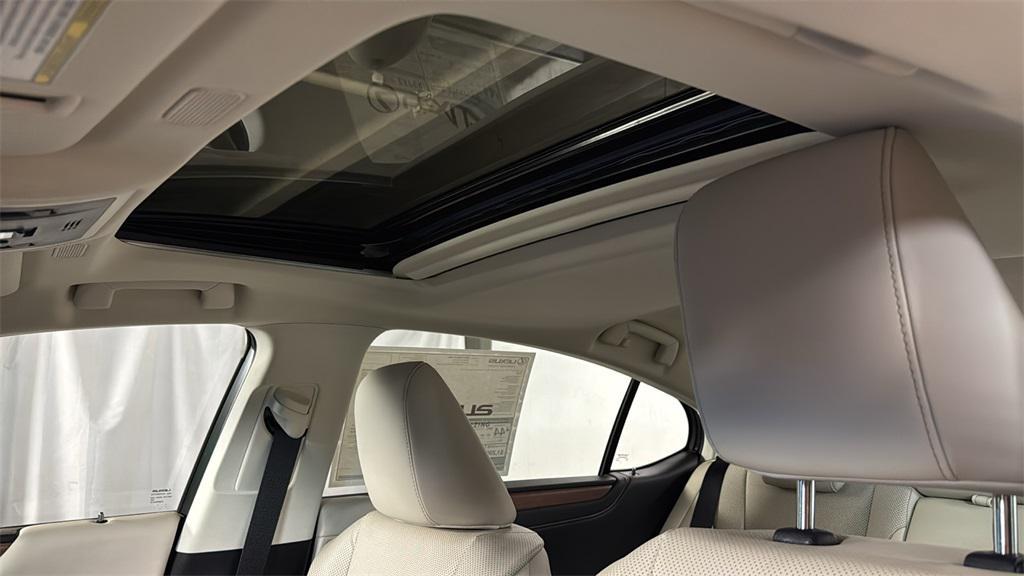 new 2025 Lexus ES 300h car, priced at $50,829