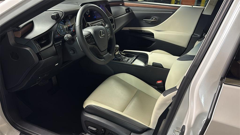 new 2025 Lexus ES 300h car, priced at $50,829