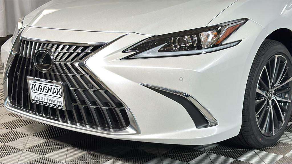 new 2025 Lexus ES 300h car, priced at $50,829