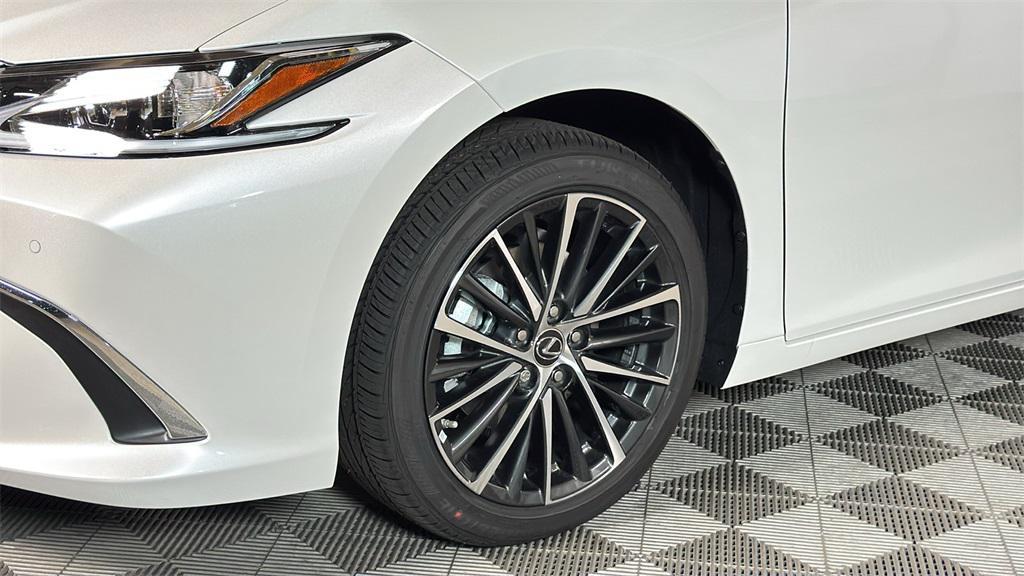 new 2025 Lexus ES 300h car, priced at $50,829