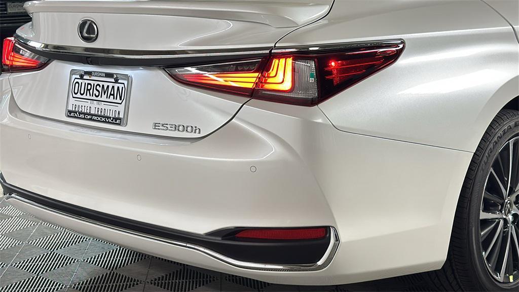 new 2025 Lexus ES 300h car, priced at $50,829