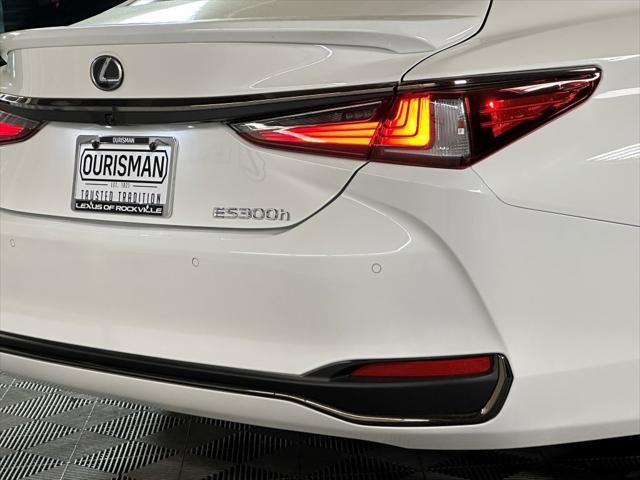 new 2025 Lexus ES 300h car, priced at $51,471