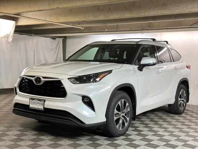 used 2022 Toyota Highlander car, priced at $36,297