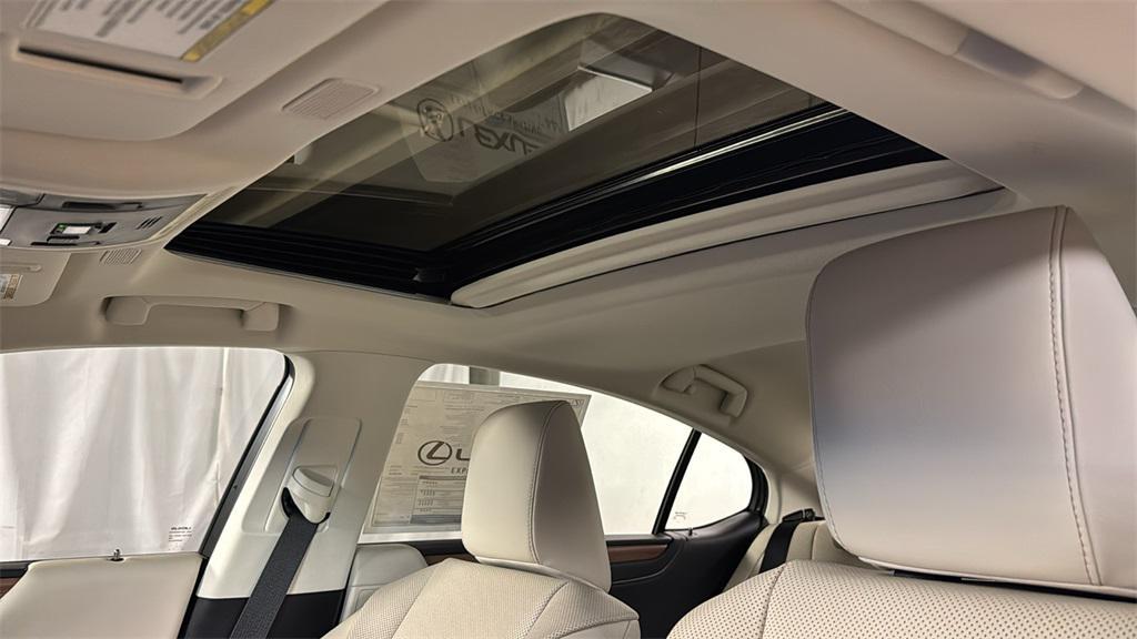 new 2025 Lexus ES 300h car, priced at $51,589