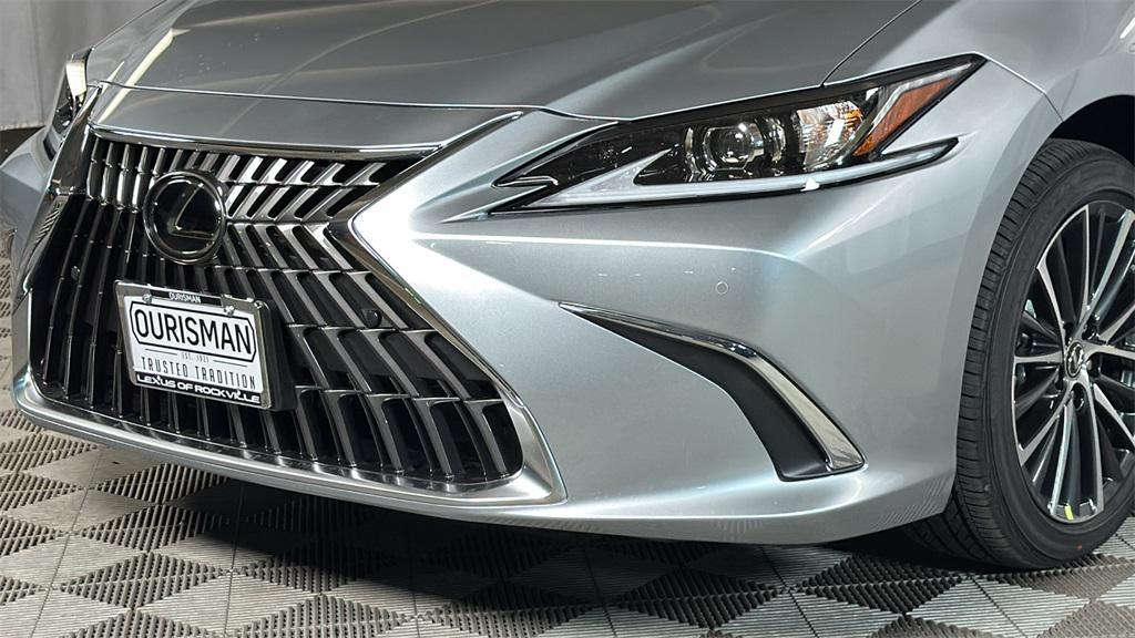 new 2025 Lexus ES 300h car, priced at $51,589