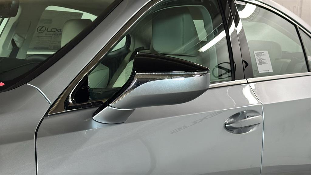 new 2025 Lexus ES 300h car, priced at $51,589