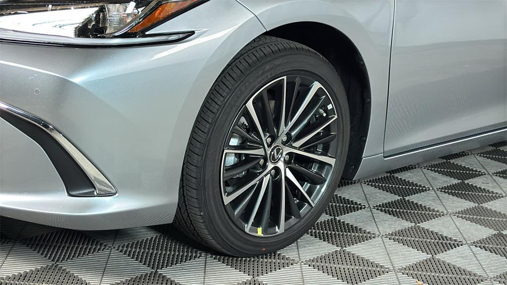 new 2025 Lexus ES 300h car, priced at $51,589