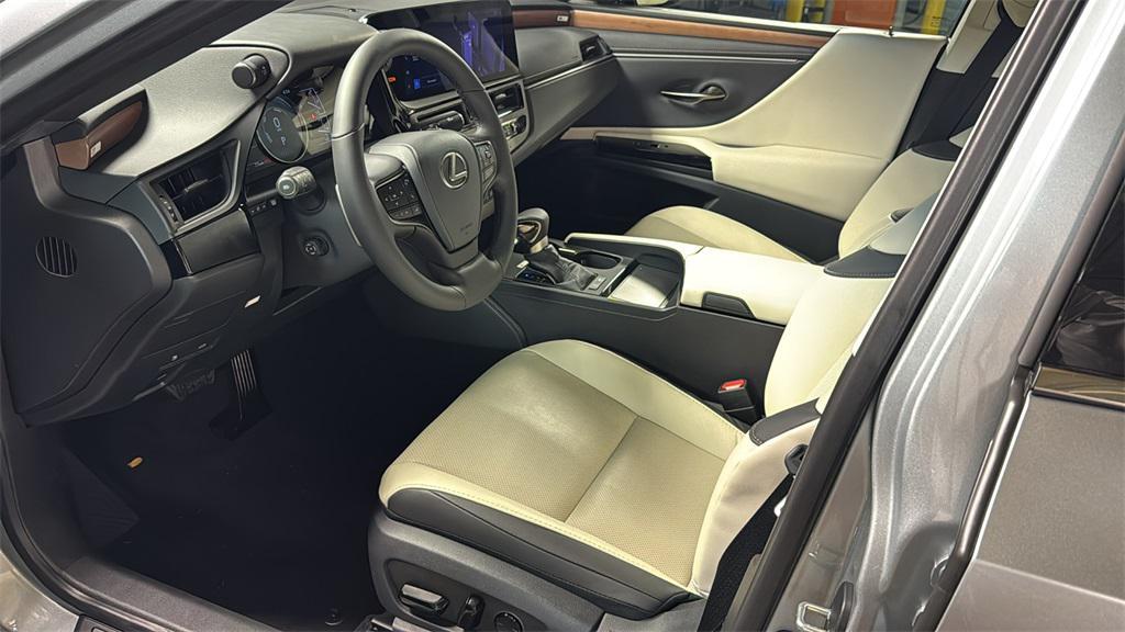 new 2025 Lexus ES 300h car, priced at $51,589