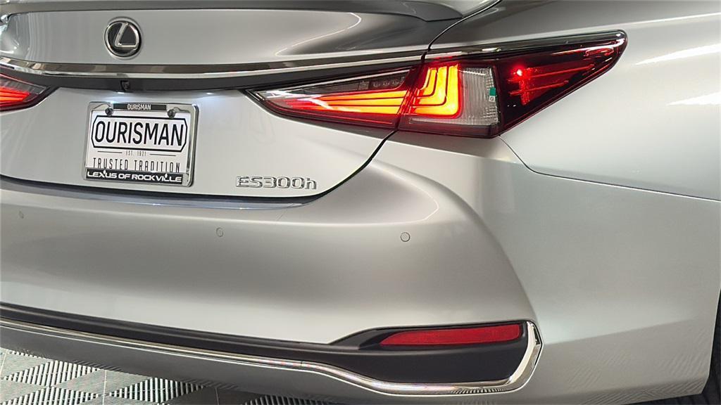 new 2025 Lexus ES 300h car, priced at $50,429