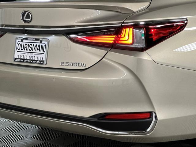 new 2025 Lexus ES 300h car, priced at $48,826