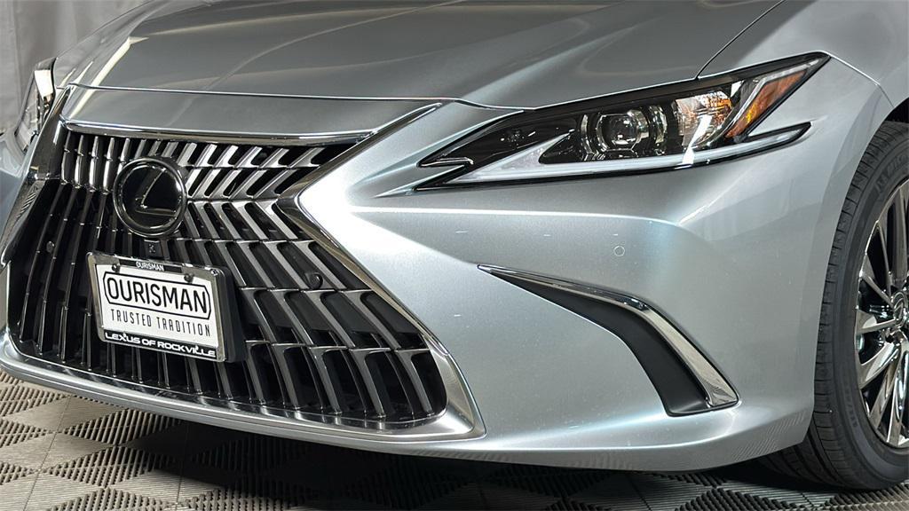 new 2025 Lexus ES 300h car, priced at $54,359