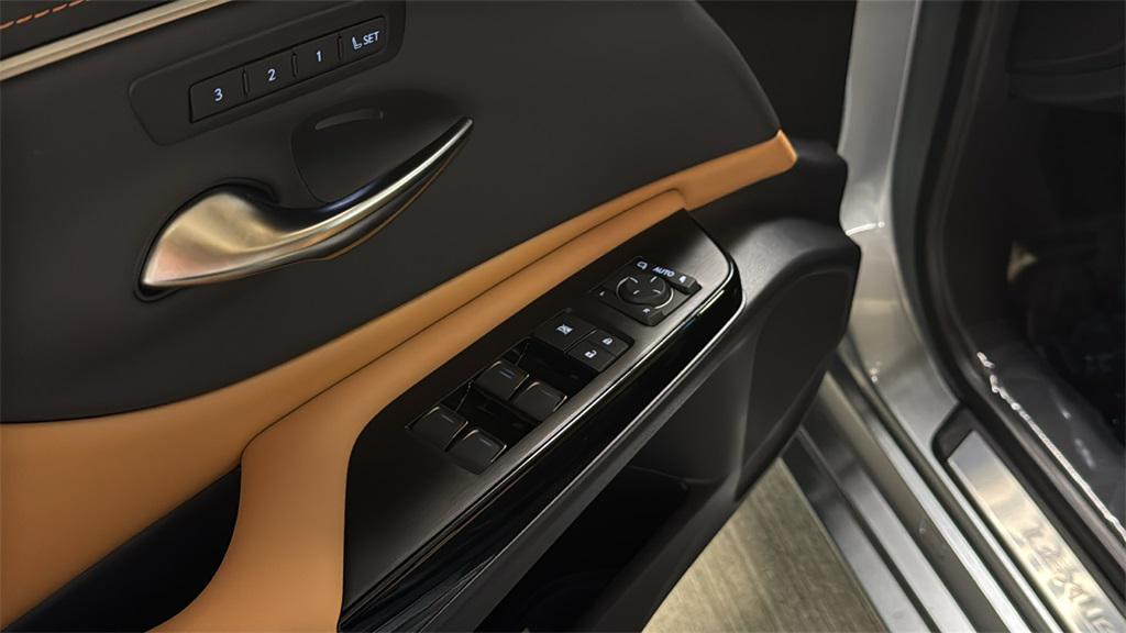 new 2025 Lexus ES 300h car, priced at $54,359