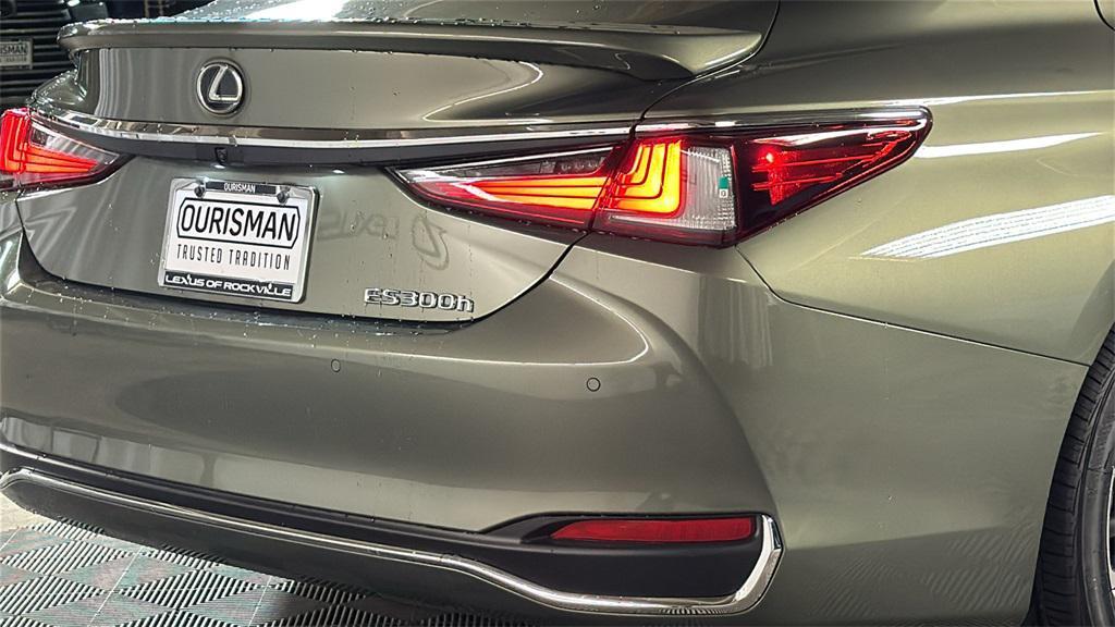 new 2025 Lexus ES 300h car, priced at $49,929