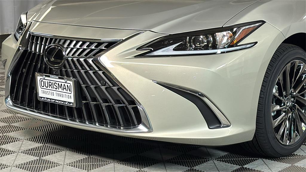 new 2025 Lexus ES 300h car, priced at $54,324