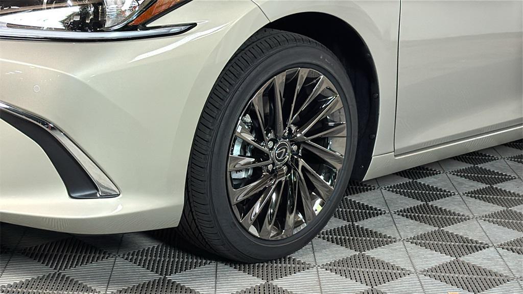new 2025 Lexus ES 300h car, priced at $54,324