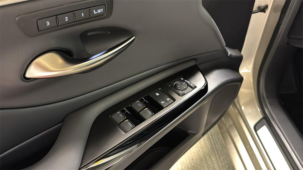new 2025 Lexus ES 300h car, priced at $54,324