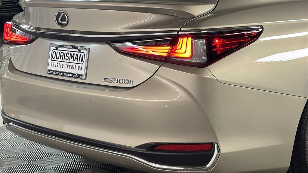 new 2025 Lexus ES 300h car, priced at $54,324