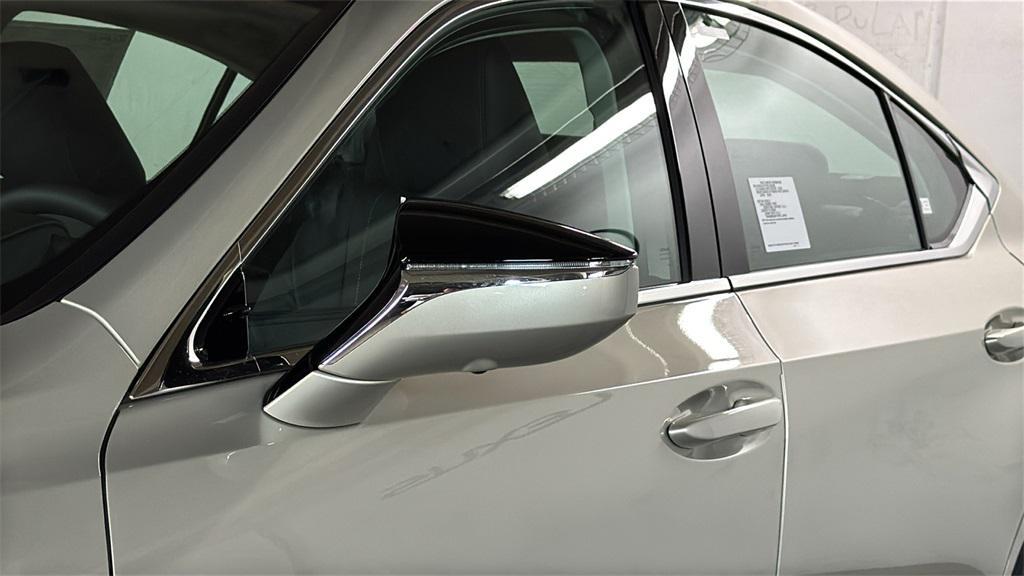 new 2025 Lexus ES 300h car, priced at $54,324