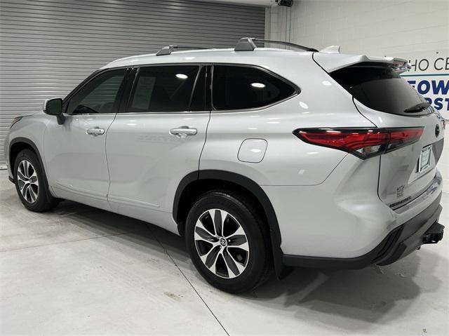 used 2022 Toyota Highlander car, priced at $39,995