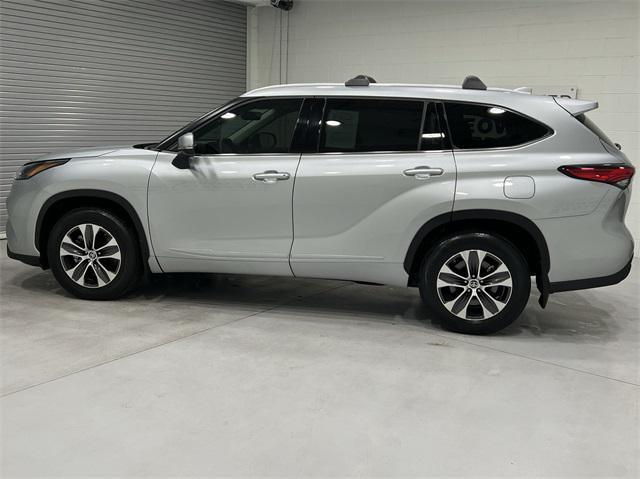 used 2022 Toyota Highlander car, priced at $39,995