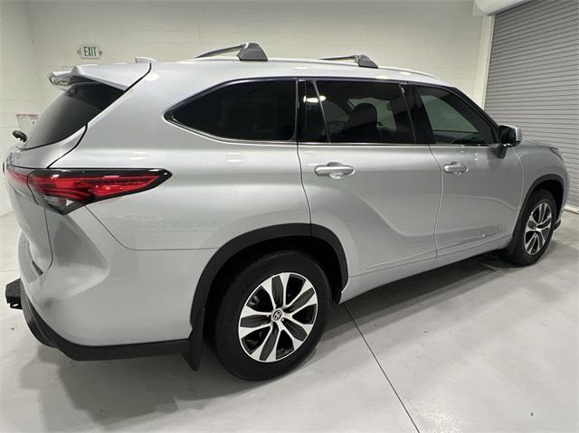 used 2022 Toyota Highlander car, priced at $39,995