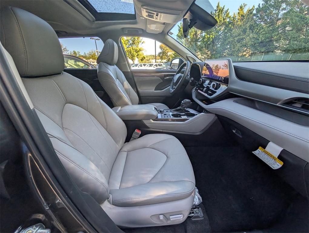 new 2025 Toyota Highlander car, priced at $52,353