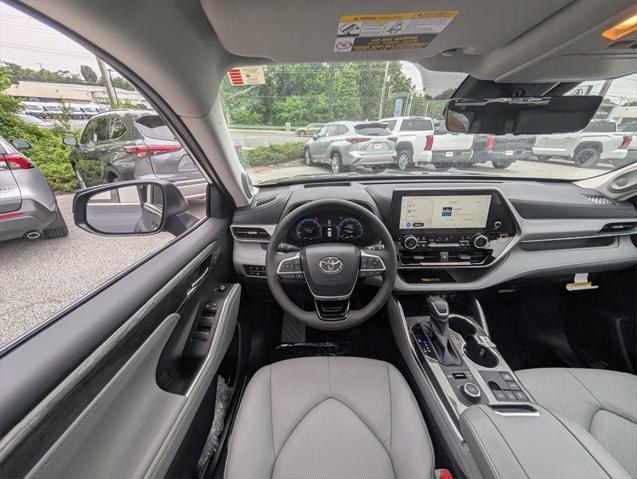 new 2025 Toyota Highlander car, priced at $53,675