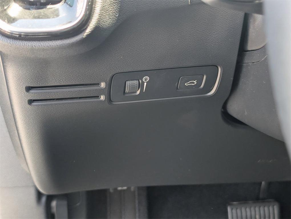 used 2022 Volvo C40 Recharge Pure Electric car, priced at $29,570
