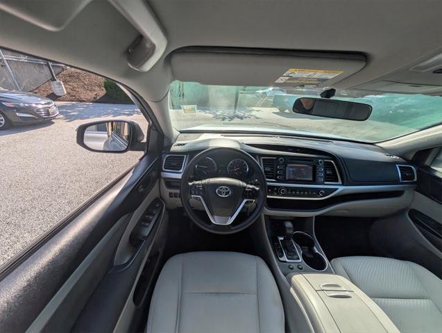 used 2014 Toyota Highlander car, priced at $15,980