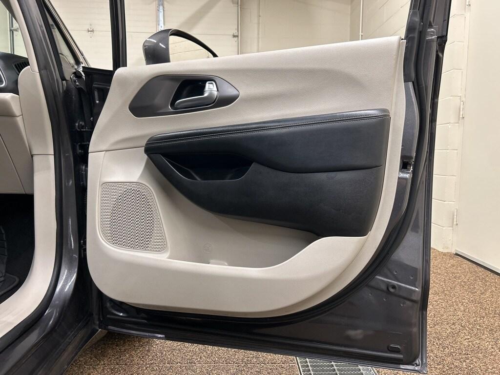 used 2022 Chrysler Pacifica car, priced at $22,000
